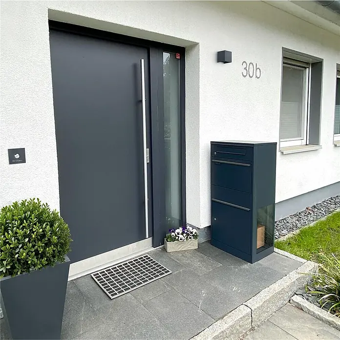 Metzler Paketbox BRFK BISPO SF - L x B x H: 37 x 50,2 x 112 cm, Anthrazit, Stahl, Paketfach, Mit Seitenfenster - Anthrazitfarbener Paketbriefkasten mit Einwurfschlitz und mehreren Fächern, inklusive Sichtfenster, neben einer Haustür zur Post- und Paketannahme.