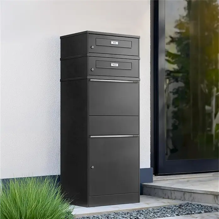 Metzler Paketbox 2 BRFK BISPO RE - L x B x H: 37,4 x 50,3 x 130,3 cm, Eisenglimmer, Stahl, Paketfach, Mit 2 Briefkastenfächern und Namensschildern - Anthrazitfarbener Briefkasten und Paketbox aus Stahl für zwei Haushalte, installiert an einem Hauseingang.