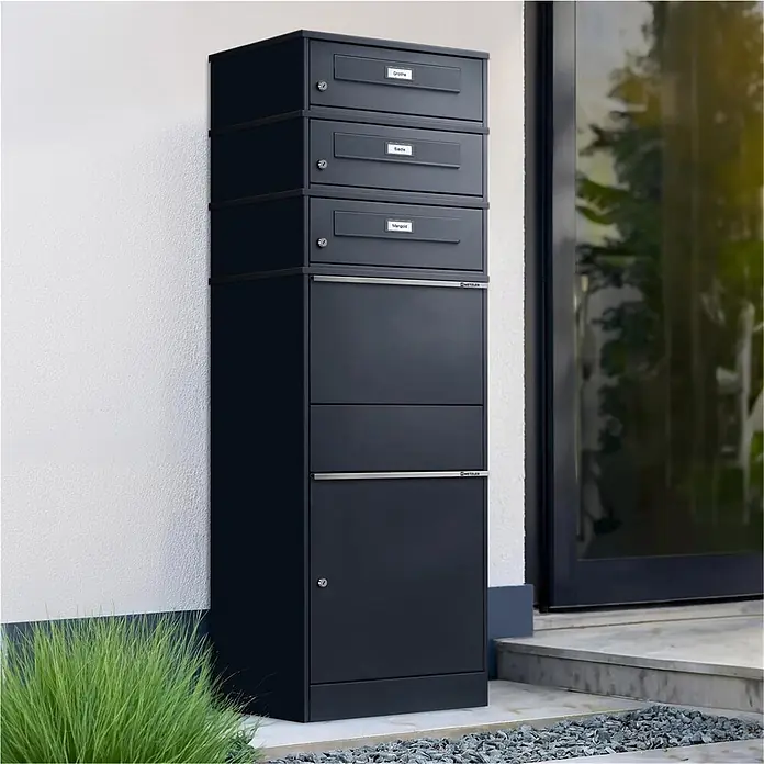 Metzler Paketbox 3 BRFK BISPO RE - L x B x H: 37,4 x 50,3 x 147,7 cm, Anthrazit, Stahl, Paketfach, 3 Briefkastenfächer und Namensschildern - Anthrazitfarbenes Mehrparteien-Briefkastensystem mit mehreren Fächern, an einer Wand neben der Haustür montiert.