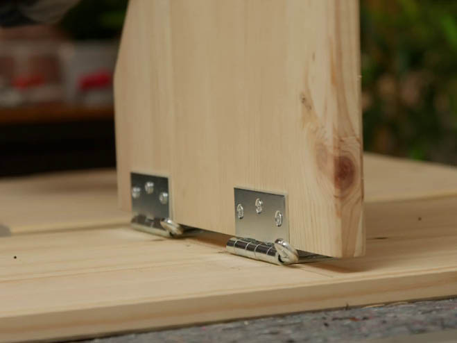 Bewegliche Scharniere wurden zwischen 2 Holzplatten angebracht