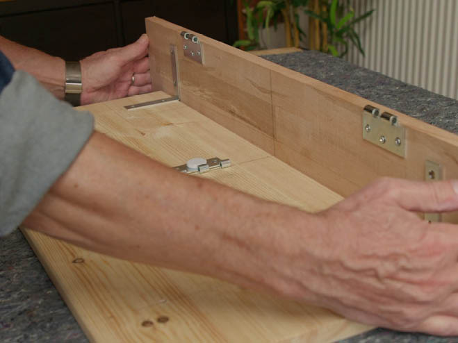 Oberer Holzplatte wird montiert