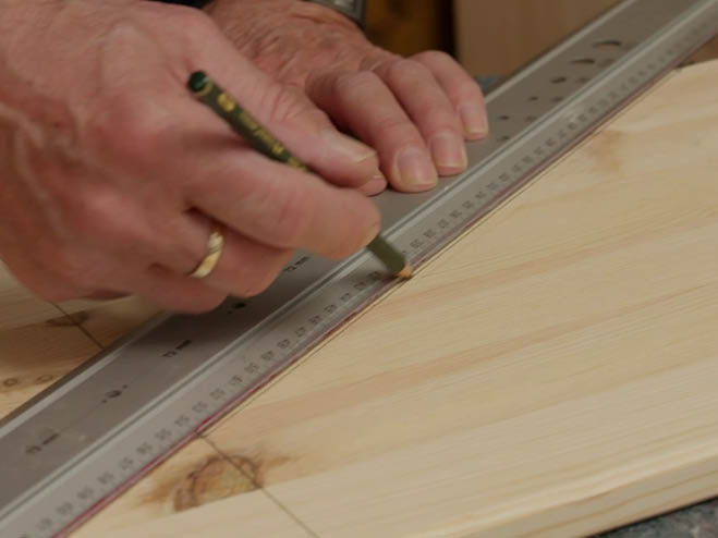 Maße werden mit Bleistift und Lineal auf ein Holzbrett übertragen