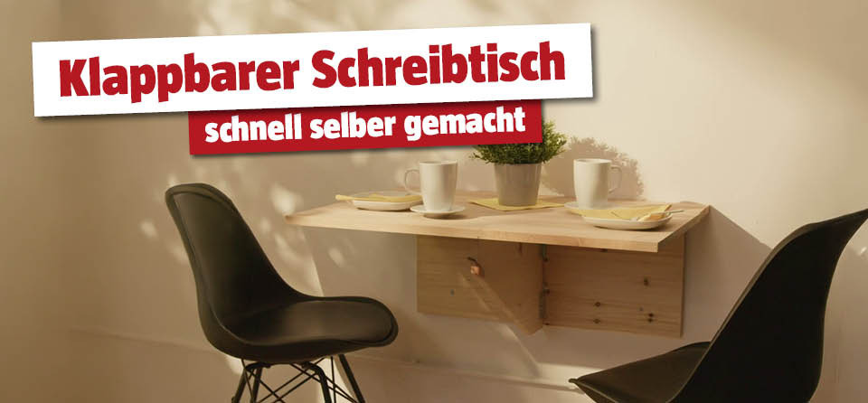 Selbstgemachter, klappbarer Schreibtisch an der Wand mit 2 Stühlen davor