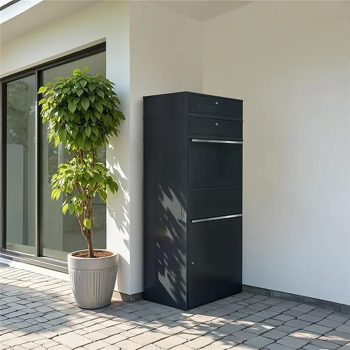 Metzler Paketbox XL 2 BRFK BISPO MAX - L x B x H: 45,4 x 72 x 161 cm, Anthrazit, Stahl, Paketfach, 2 Briefkastenfächer - Dunkelgraue Paketbox mit mehreren Fächern und silbernen Griffen, außen neben einem Haus stehend.