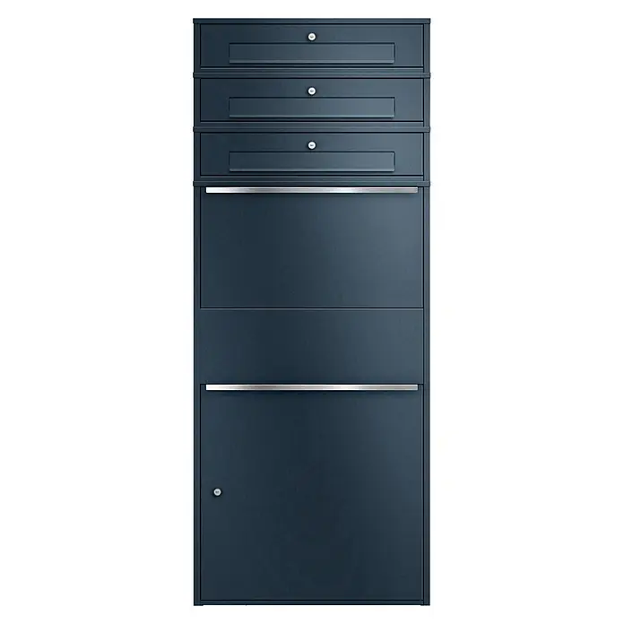 Metzler Paketbox XL 3 BRFK MAX - L x B x H: 45 x 72 x 177 cm, Anthrazit, Stahl, Paketfach, 3 Briefkastenfächer - Anthrazitfarbenes Mehrfach-Metallschranksystem mit drei abschließbaren oberen Briefschlitzen, einer Mitteltür mit silbernem Griff und einer abschließbaren Bodentür.