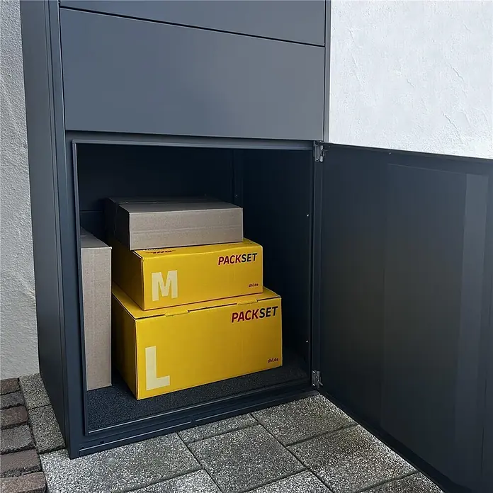 Metzler Paketbox XL BRFK MAX RE - L x B x H: 45,4 x 72 x 145 cm, Anthrazit, Stahl, Paketfach - Anthrazitfarbene Paketbox mit geöffneter Tür, die mehrere gelbe und braune Pakete enthält. Zur sicheren Paketlieferung.