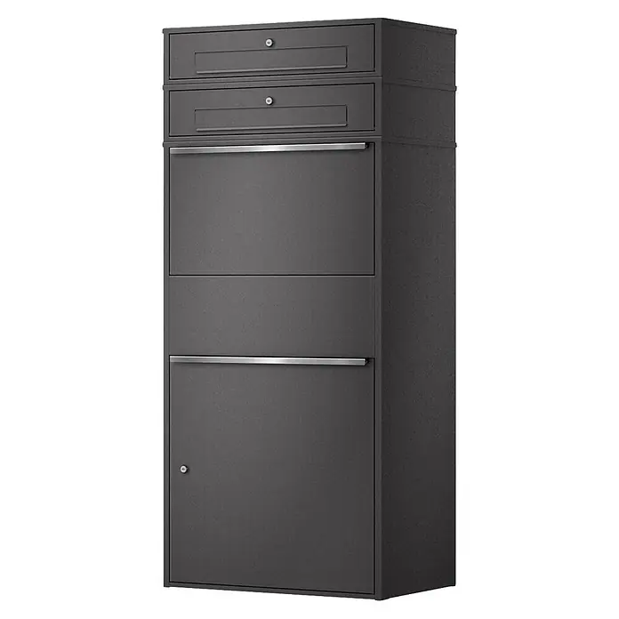 Metzler Paketbox XL 2 BRFK BISPO MAX - L x B x H: 45,4 x 72 x 161 cm, Eisenglimmer, Stahl, Paketfach, 2 Briefkastenfächer - Hoher, dunkelgrauer Metallbriefkasten mit zwei oberen Einwurfschlitzen und zwei unteren Türen, eine mit silbernem Griff.