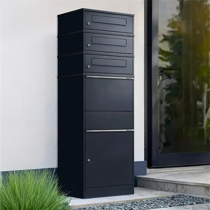 Metzler Paketbox 3 BRFK BISPO - L x B x H: 37,4 x 50,3 x 147,7 cm, Anthrazit, Stahl, Paketfach, 3 Briefkastenfächer - Hohe, anthrazitfarbene Mehrfachbriefkastenanlage mit Paketfächern neben modernem Glaseingang.