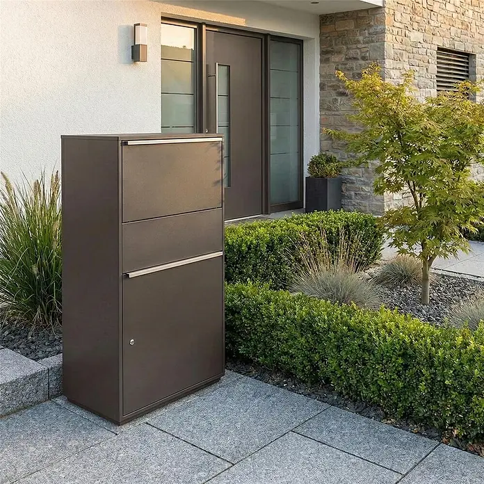 Metzler Paketbox XL BISPO MAX - L x B x H: 45,4 x 72 x 128,5 cm, Eisenglimmer, Stahl, Paketfach - Anthrazitfarbener freistehender Paketbriefkasten mit mehreren Fächern an einem modernen Hauseingang.