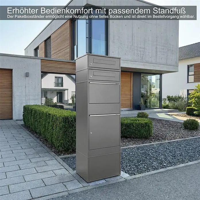 Metzler Paketbox 2 BRFK BISPO - L x B x H: 37,4 x 50,3 x 130,3 cm, Graualuminium, Stahl, Paketfach, 2 Briefkastenfächer - Hoher, grauer Paketboxständer aus Metall am Eingang eines modernen Hauses, für bequemen Paketempfang ohne Bücken.