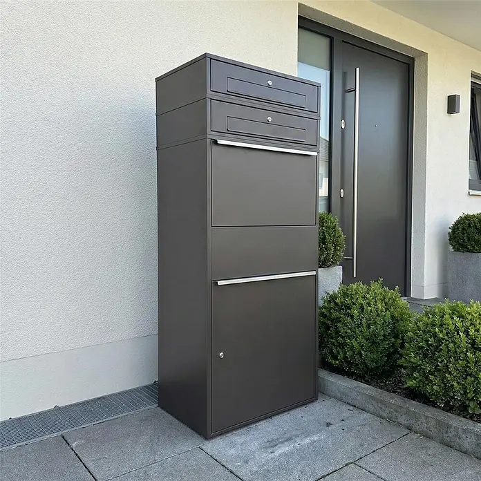 Metzler Paketbox XL 2 BRFK BISPO MAX - L x B x H: 45,4 x 72 x 161 cm, Eisenglimmer, Stahl, Paketfach, 2 Briefkastenfächer - Moderner anthrazitfarbener Brief- und Paketkasten mit mehreren Fächern und Silberakzenten, am Hauseingang platziert.