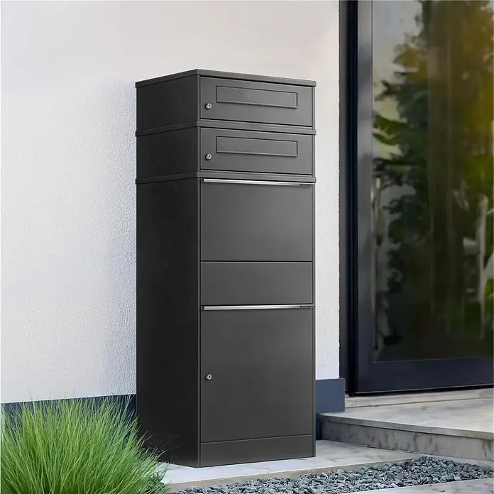 Metzler Paketbox 2 BRFK BISPO - L x B x H: 37,4 x 50,3 x 130,3 cm, Eisenglimmer, Stahl, Paketfach, 2 Briefkastenfächer - Modernes dunkelgraues Metall-Briefkasten- und Paketsystem mit mehreren abschließbaren Fächern, im Freien platziert.