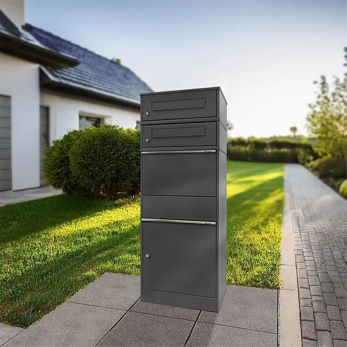 Metzler Paketbox 2 BRFK BISPO - L x B x H: 37,4 x 50,3 x 130,3 cm, Eisenglimmer, Stahl, Paketfach, 2 Briefkastenfächer - Hoher, dunkelgrauer Brief- und Paketkasten mit mehreren Fächern für den Außenbereich eines modernen Hauses.