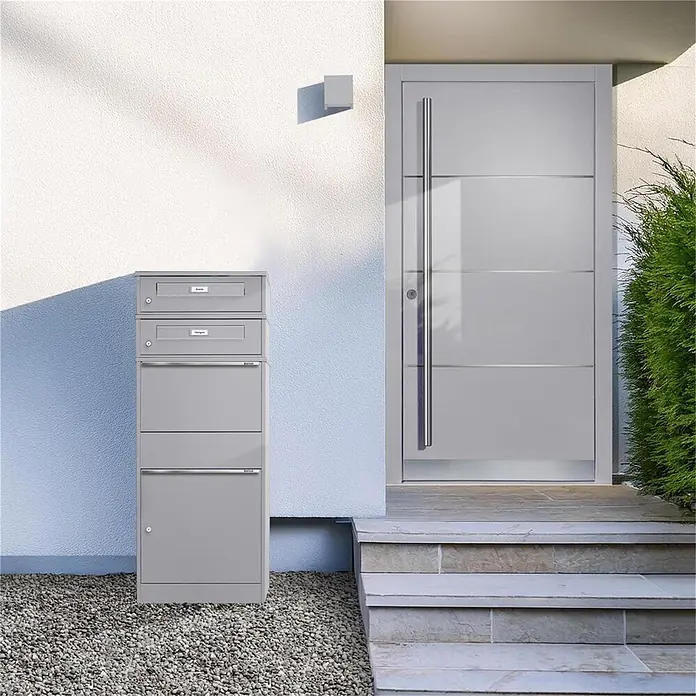 Metzler Paketbox 2 BRFK BISPO RE - L x B x H: 37,4 x 50,3 x 130,3 cm, Graualuminium, Stahl, Paketfach, Mit 2 Briefkastenfächern und Namensschildern - Hohe graue Mehrfach-Briefkasten- und Paketbox-Anlage steht an einem modernen Hauseingang und bietet kombinierte Post- und Paketlieferung.