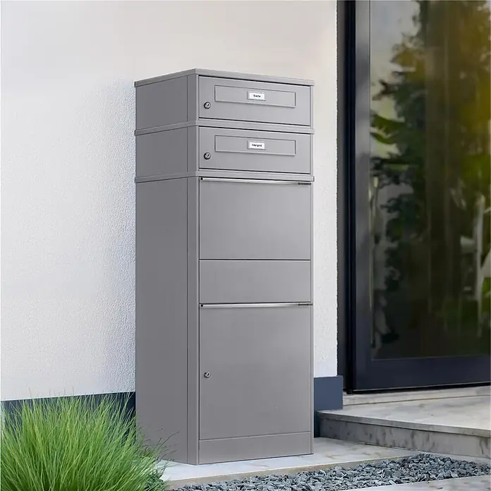Metzler Paketbox 2 BRFK BISPO RE - L x B x H: 37,4 x 50,3 x 130,3 cm, Graualuminium, Stahl, Paketfach, Mit 2 Briefkastenfächern und Namensschildern - Hoher grauer Paketbriefkasten mit mehreren Fächern, Postschlitzen und verschließbaren Abteilen für den Außenbereich.