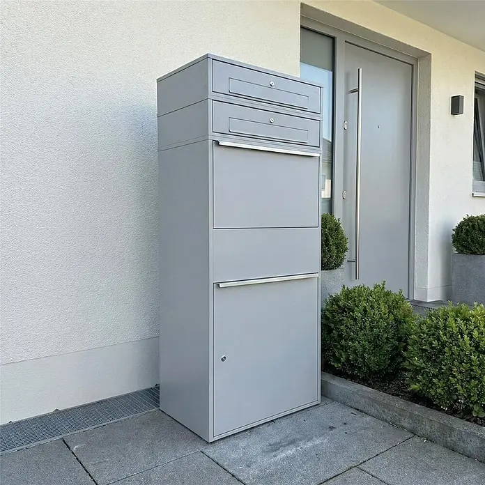 Metzler Paketbox XL 2 BRFK BISPO MAX - L x B x H: 45,4 x 72 x 161 cm, Graualuminium, Stahl, Paketfach, 2 Briefkastenfächer - Große graue Paket-Briefkastenanlage mit mehreren Fächern am Hauseingang.