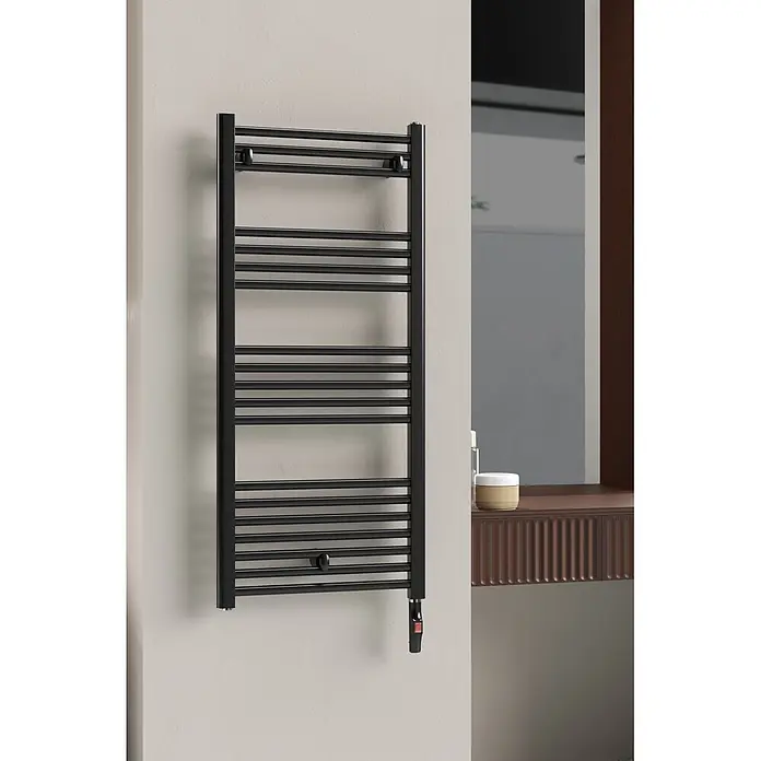 Rointe Radiador toallero eléctrico Elba SWT - An x Al: 50 x 112 cm, 500 W, Negro - Toallero eléctrico negro montado en un baño moderno.