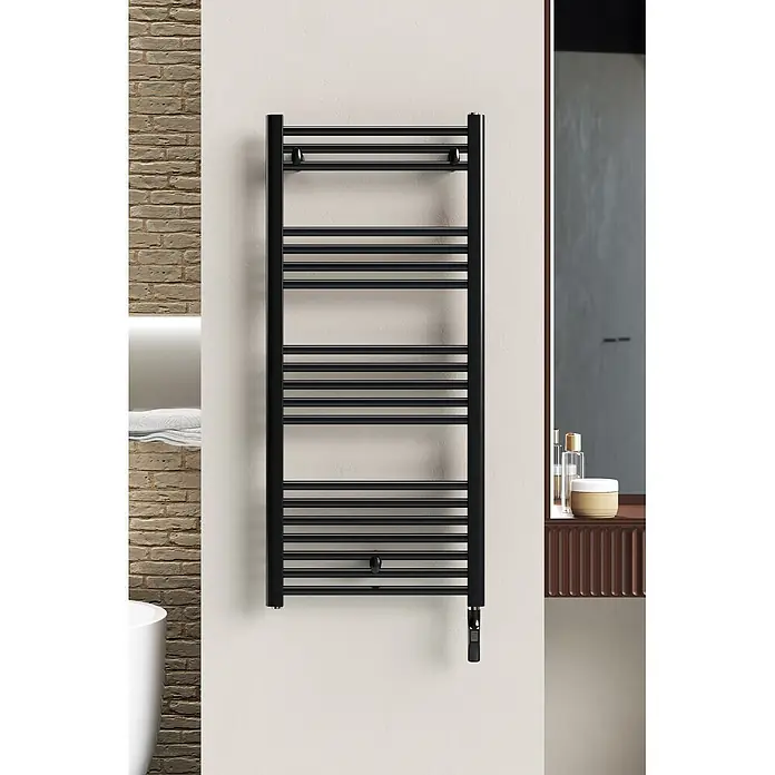 Rointe Radiador toallero eléctrico Elba SWT - An x Al: 50 x 112 cm, 500 W, Negro - Toallero calefactable de metal negro montado en la pared con barras horizontales, en un baño moderno.