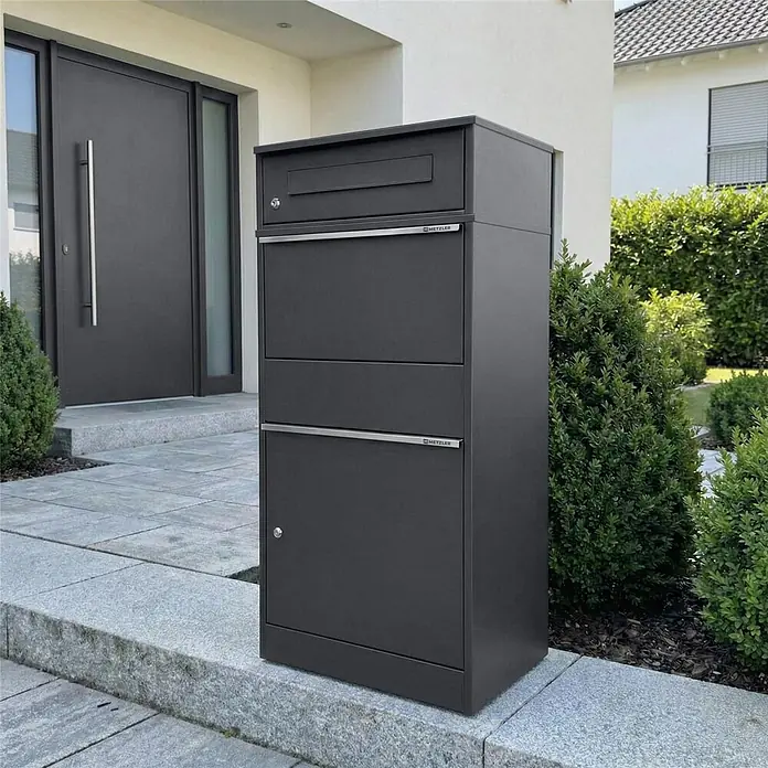 Metzler Paketbox BRFK BISPO - L x B x H: 37,4 x 50,3 x 112,9 cm, Eisenglimmer, Stahl, Paketfach - Freistehender Anthrazit-Briefkasten mit mehreren Fächern für Post und Pakete, neben modernem Hauseingang.