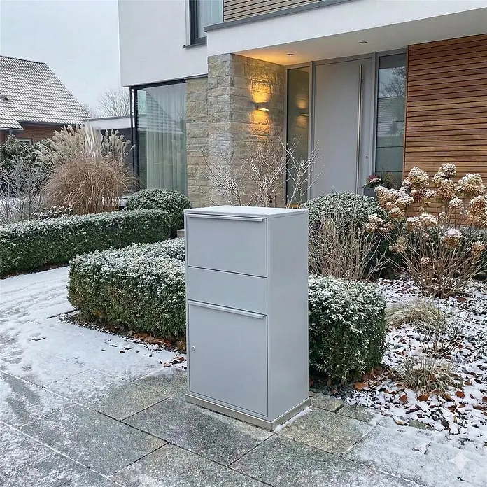 Metzler Paketbox XL BISPO MAX - L x B x H: 45,4 x 72 x 128,5 cm, Graualuminium, Stahl, Paketfach - Moderner grauer Standbriefkasten mit mehreren Fächern, auch für Pakete, am Hauseingang platziert.