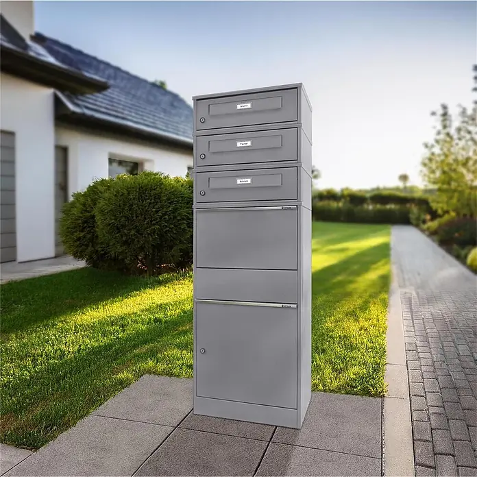 Metzler Paketbox 3 BRFK BISPO RE - L x B x H: 37,4 x 50,3 x 147,7 cm, Graualuminium, Stahl, Namensschild, 3 Briefkastenfächer und Namensschildern - Hohes, graues Mehrparteien-Briefkastensystem mit mehreren Fächern für den Außenbereich eines Wohnhauses.
