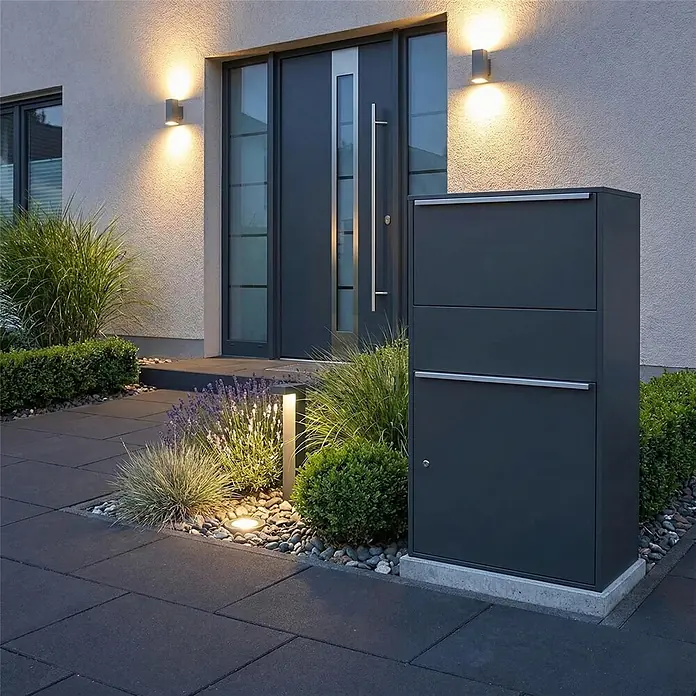 Metzler Paketbox XL BISPO MAX - L x B x H: 45,4 x 72 x 128,5 cm, Anthrazit, Stahl, Paketfach - Moderner, dunkelgrauer Paketbriefkasten am Hauseingang, beleuchtet von warmen Außenleuchten.