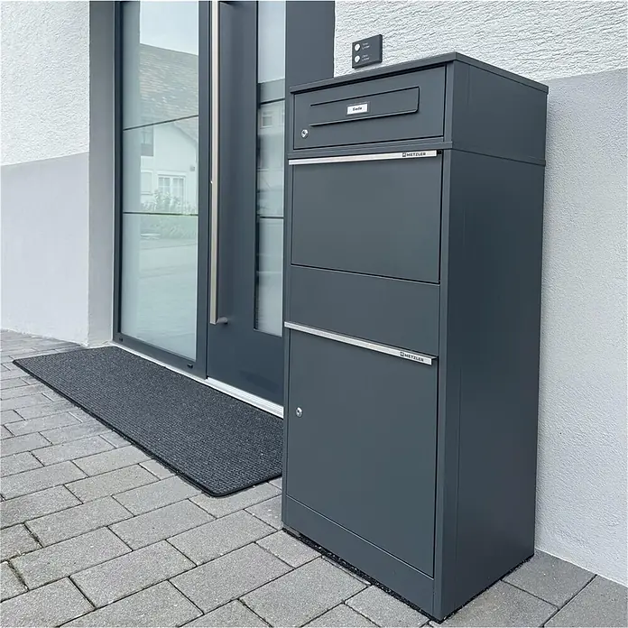 Metzler Paketbox BRFK BISPO RE - L x B x H: 37,4 x 50,3 x 112,9 cm, Anthrazit, Stahl, Paketfach - Dunkelgraue Paket- und Briefkasten-Kombination aus Metall neben einem modernen Hauseingang.