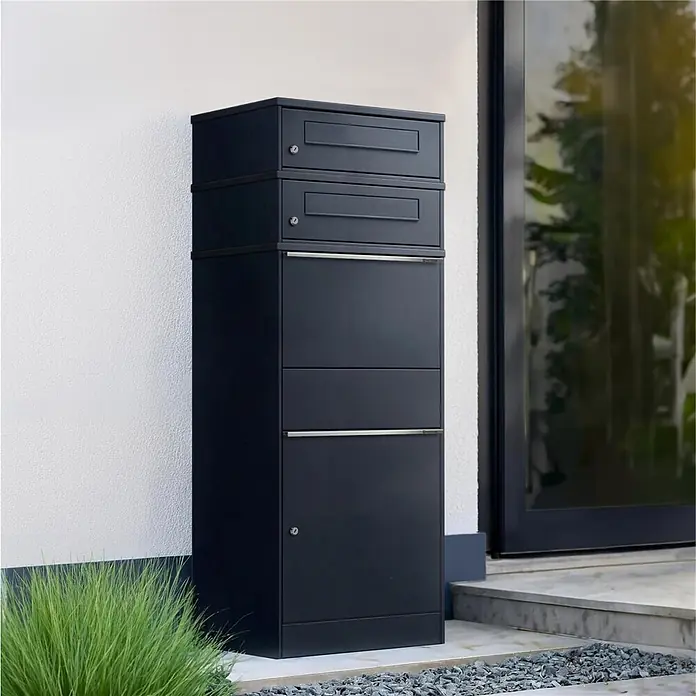 Metzler Paketbox 2 BRFK BISPO - L x B x H: 37,4 x 50,3 x 130,3 cm, Anthrazit, Stahl, Paketfach, 2 Briefkastenfächer - Mehrfächriger, dunkelgrauer Metallbrief- und Paketkasten mit Briefschlitzen und Pakettüren, am Eingang platziert.