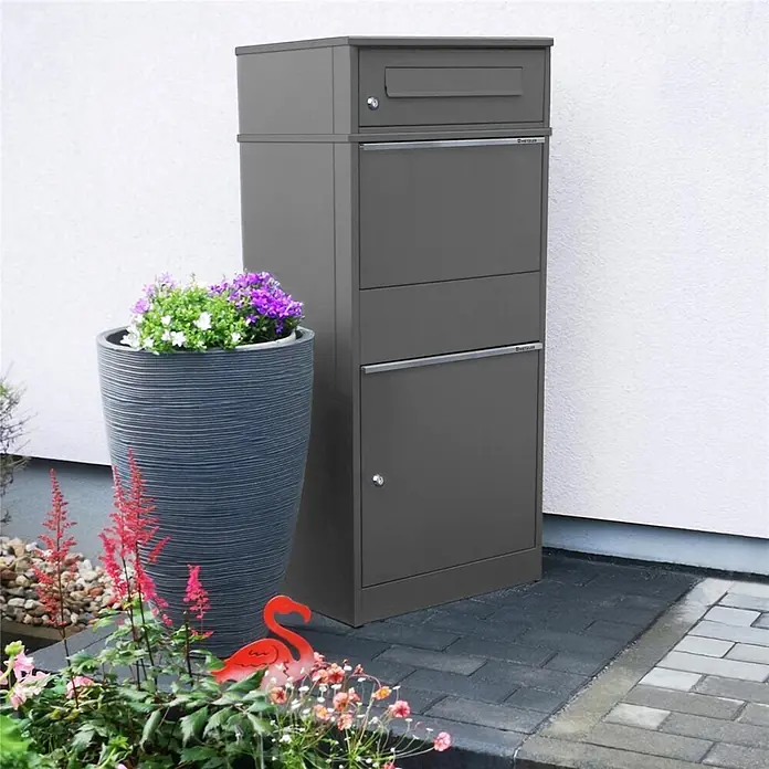 Metzler Paketbox BRFK BISPO - L x B x H: 37,4 x 50,3 x 112,9 cm, Eisenglimmer, Stahl, Paketfach - Dunkelgrauer Paket- und Briefkasten mit mehreren Fächern, im Freien an einer Hauswand installiert.