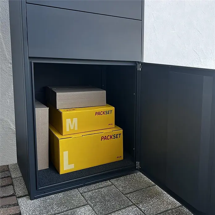 Metzler Paketbox XL BISPO MAX - L x B x H: 45,4 x 72 x 128,5 cm, Anthrazit, Stahl, Paketfach - Dunkelgraue Paketbox mit offener Tür, enthält DHL 'PACKSET' Kartons (Größen M, L), steht auf gepflastertem Untergrund.