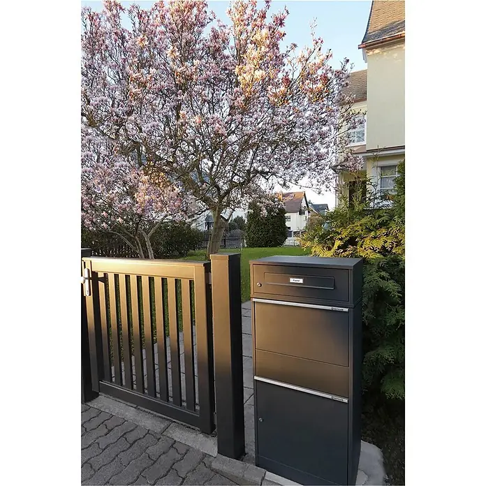 Metzler Paketbox BRFK BISPO RE - L x B x H: 37,4 x 50,3 x 112,9 cm, Anthrazit, Stahl, Paketfach - Dunkelgrauer moderner Paketbriefkasten mit mehreren Fächern für die Hauszustellung, neben einem Tor platziert.