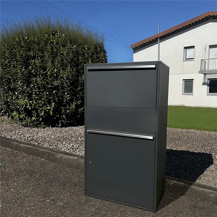 Metzler Paketbox XL BISPO MAX - L x B x H: 45,4 x 72 x 128,5 cm, Anthrazit, Stahl, Paketfach - Freistehender dunkelgrauer Paketbriefkasten mit mehreren Fächern und silbernen Griffen, im Außenbereich.