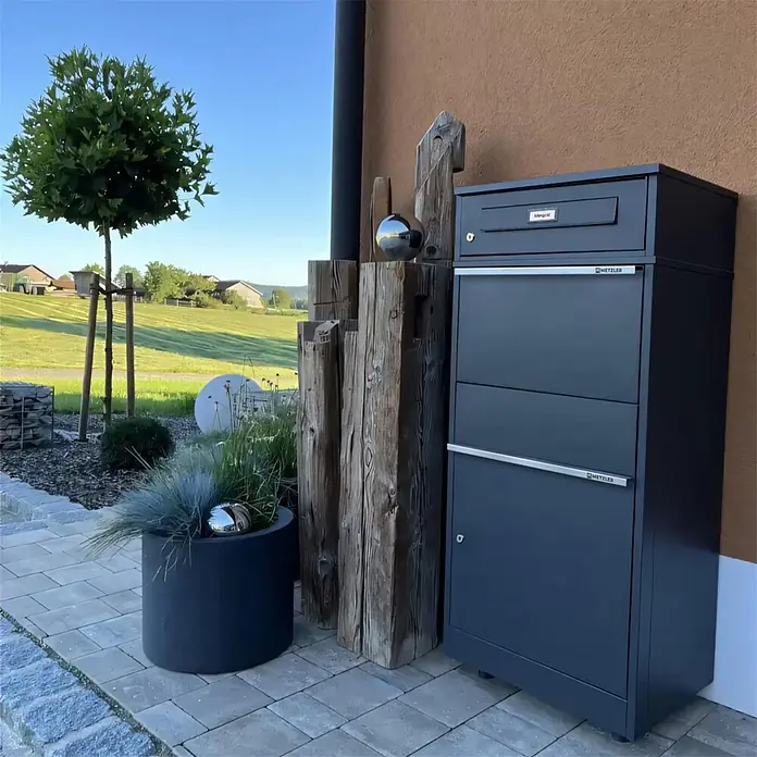 Metzler Paketbox BRFK BISPO RE - L x B x H: 37,4 x 50,3 x 112,9 cm, Anthrazit, Stahl, Paketfach - Dunkelgraue Metzler Brief- und Paketbox aus Metall, eine mehrteilige Außeneinheit für Post und Pakete, neben einem Gebäudeeingang.