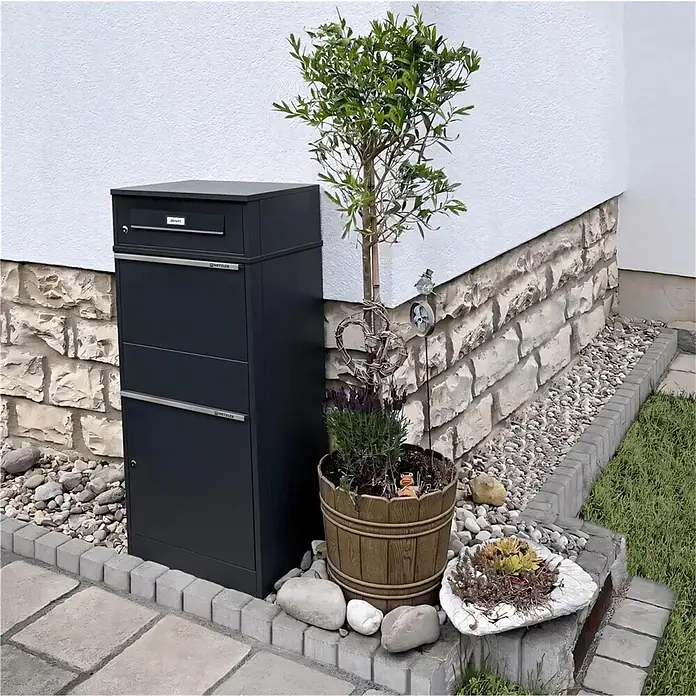 Metzler Paketbox BRFK BISPO RE - L x B x H: 37,4 x 50,3 x 112,9 cm, Anthrazit, Stahl, Paketfach - Hoher, dunkelgrauer Metallbriefkasten mit Paketfach, an einer Hauswand im Freien installiert.