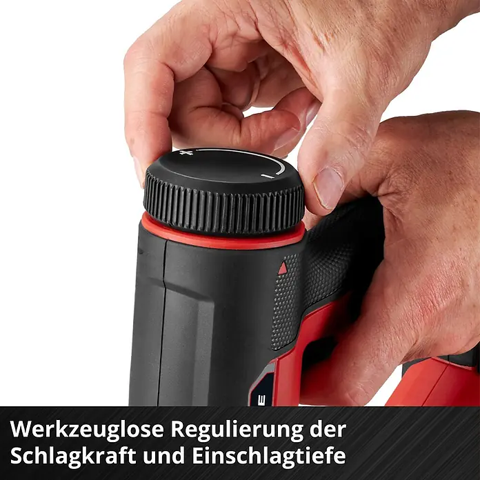 Einhell PXC 18V Akku-Nagler - 18 V, Ohne Akku, Länge Nagel: 15 mm - 32 mm - Hände stellen schwarzen Drehknopf mit +/- Symbolen an rotem und schwarzem Werkzeug zur werkzeuglosen Schlagkraft- und Tiefenregulierung ein.