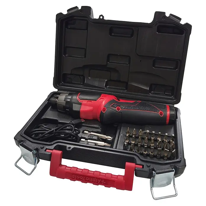 Alpha Tools Akkuschrauber - 3,6 V, 1 Akku, 2 Ah, 5 Nm - Offener schwarzer Kunststoffkoffer mit rotem und schwarzem Akkuschrauber, USB-Kabel und diversen Schraubendreherbits aus Metall.