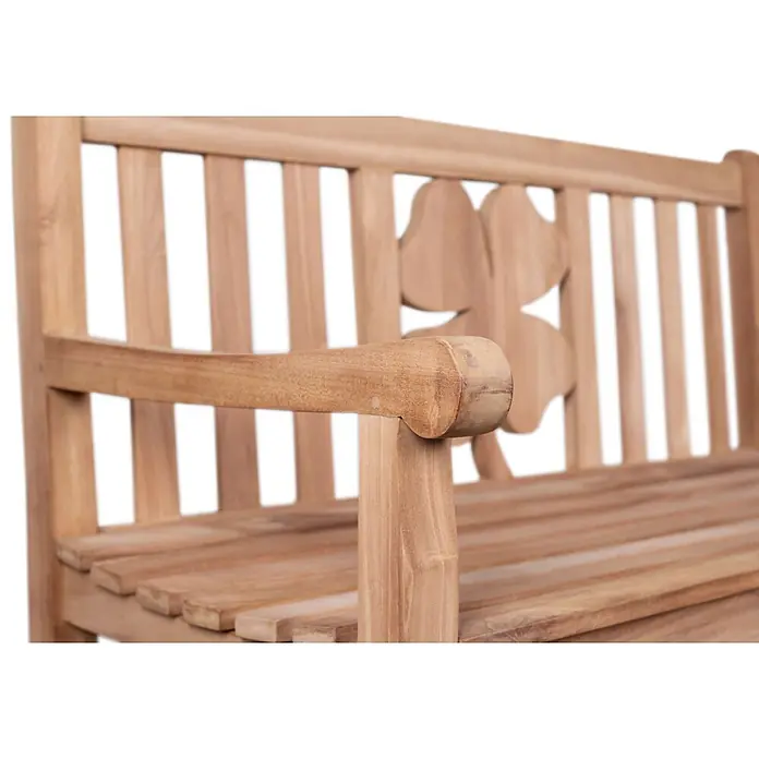 Gartenbank Kleeblatt Teak 120cm -  - Nahaufnahme einer hellbraunen Holzgartenbank mit Armlehne und einem vierblättrigen Kleeblatt in der Rückenlehne.