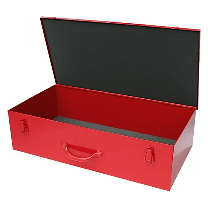 BAUHAUS Maschinenkoffer Toolbox - 62 x 32 x 16,5 cm, Geeignet für: Winkelschleifer, Stahl - Eine rote, offene Werkzeugkiste mit schwarzem Schaumstoffeinlage im Deckel und Boden. Ideal für die Aufbewahrung und den Transport von Werkzeugen.