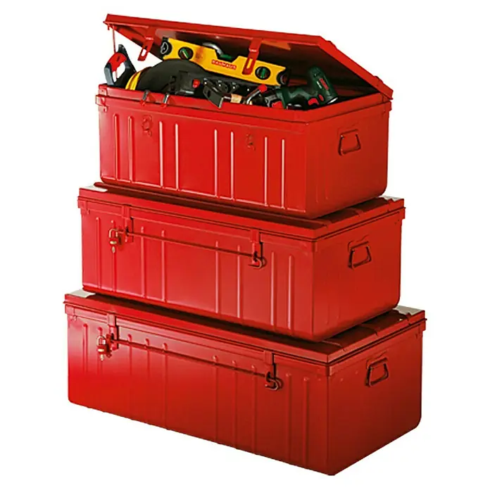 Aufbewahrungs- & Transportbox - L x B x H: 100 x 55 x 40 cm, Rot - Drei rote Werkzeugkisten übereinander gestapelt, die oberste mit Werkzeugen und geöffnetem Deckel.