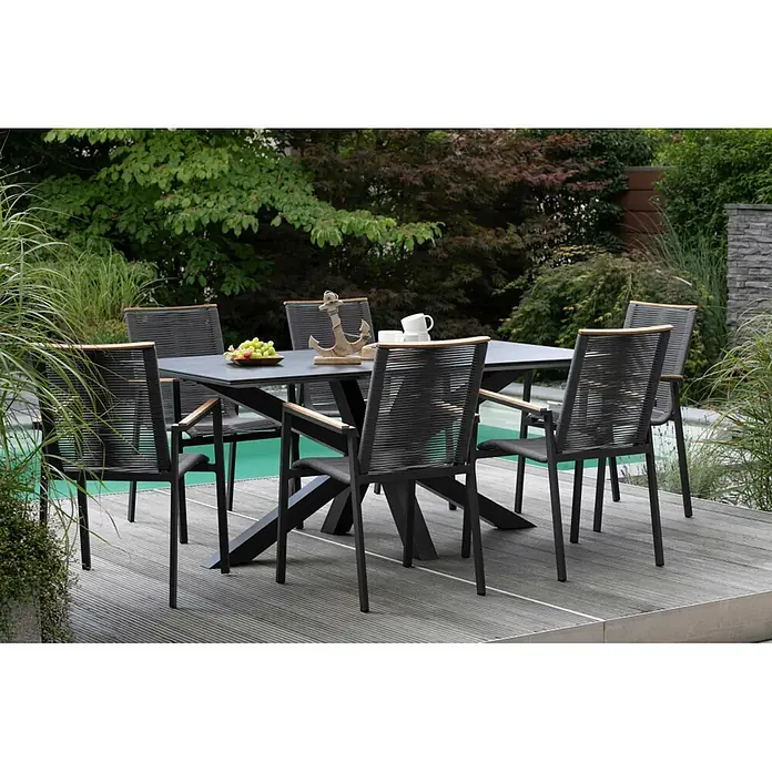 Bene Living Gartentisch Malaga - Aluminium Gestell mit gesinerter Tischplatte aus Keramik, Rechteckig, Anthrazit - Dunkelgraue Outdoor-Essgruppe mit Seilstühlen und Holzarmlehnen, auf einer Terrasse für Mahlzeiten im Freien.