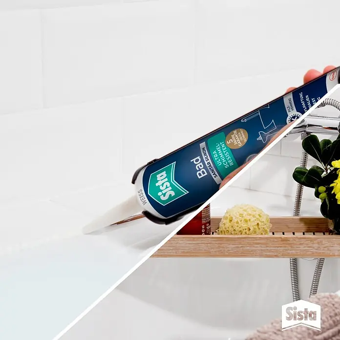 Sista Sanitär-Silikon Ultra Schimmelresistent - Weiß, 280 ml - Weißes Sista Sanitär-Silikon wird an einer Badezimmerfuge aufgetragen, darunter eine Badszene mit Sista Logo.