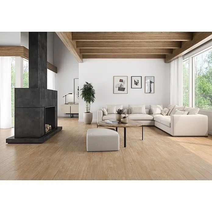 Pavimento porcelánico Miami - 15 x 90 cm, Roble, Mate - Piso de tablones de madera clara con veta natural en una sala de estar moderna.