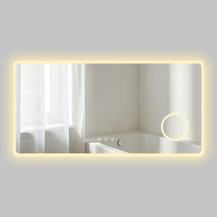 S'AFIELINA Lichtspiegel Clarity Connect - 120 x 60 cm, Leuchtmittel - Rechteckiger LED-Spiegel mit abgerundeten Ecken und warmem Lichtrahmen, der ein Badezimmer mit Badewanne und beleuchteten Steuerungssymbolen spiegelt.