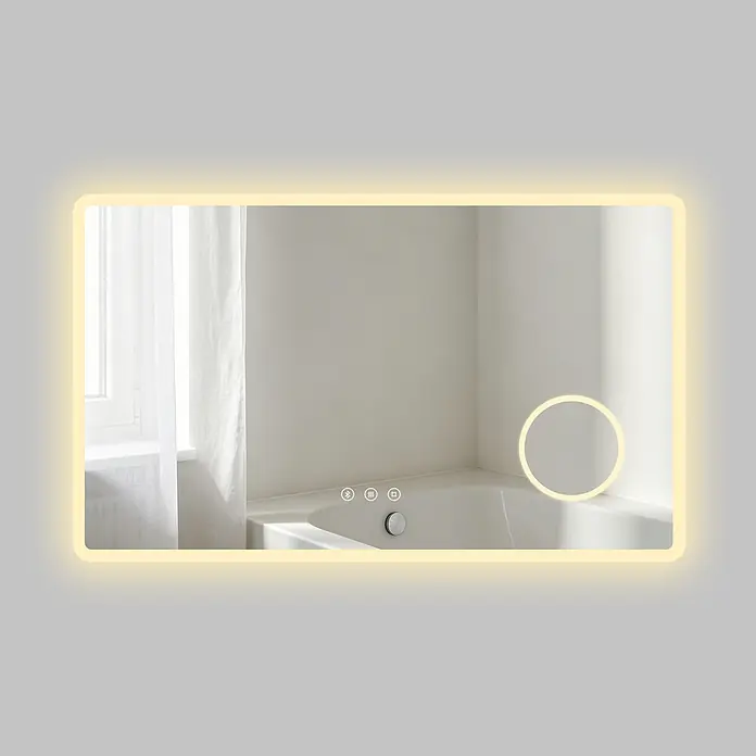 S'AFIELINA Lichtspiegel Clarity Connect - 100 x 60 cm, Leuchtmittel - Rechteckiger LED-Spiegel mit abgerundeten Ecken, beleuchtetem Rahmen, Touch-Bedienelementen und rundem Vergrößerungslicht, der ein modernes Bad mit Badewanne widerspiegelt.