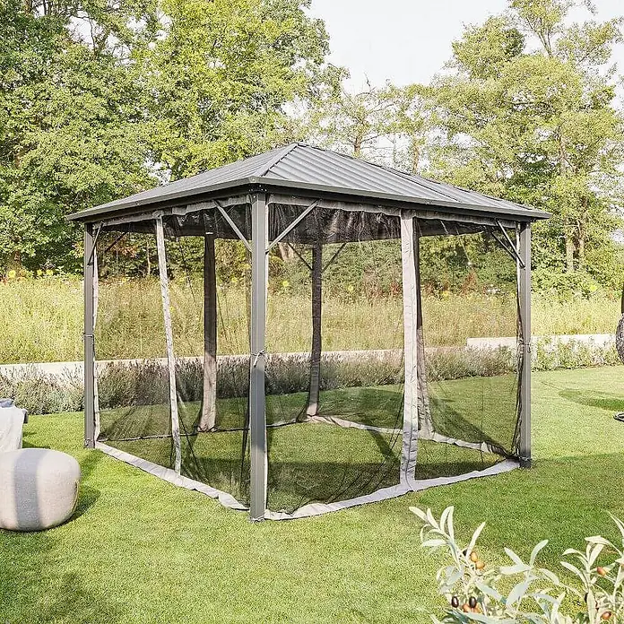 Home Deluxe Standard-Pavillon AZUR - Farbe Gestell: Anthrazit, Metall - Graues Metallpavillon mit festem Dach und schwarzen Moskitonetzwänden, im Freien aufgestellt.