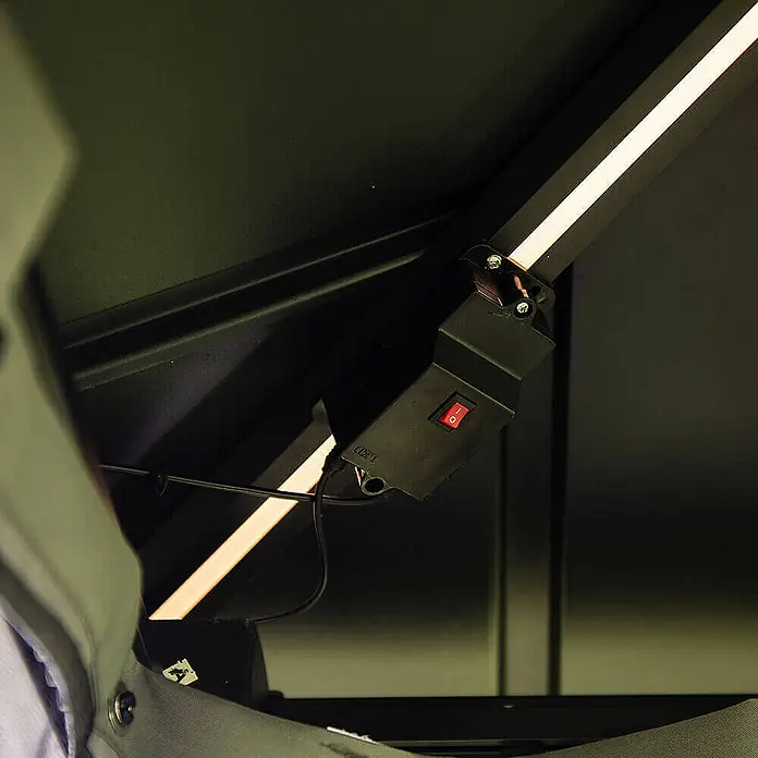 Home Deluxe Standard-Pavillon AZUR - Farbe Gestell: Anthrazit, Metall - Schwarzer LED-Streifen mit rotem Schalter, der Licht in einem dunklen Zelt oder Vordach spendet.
