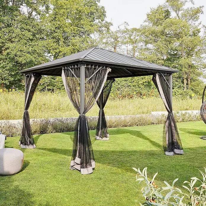 Home Deluxe Standard-Pavillon AZUR - Farbe Gestell: Anthrazit, Metall - Dunkelgrauer Metall-Pavillon mit Wellblechdach und zurückgebundenen schwarzen Netzvorhängen.