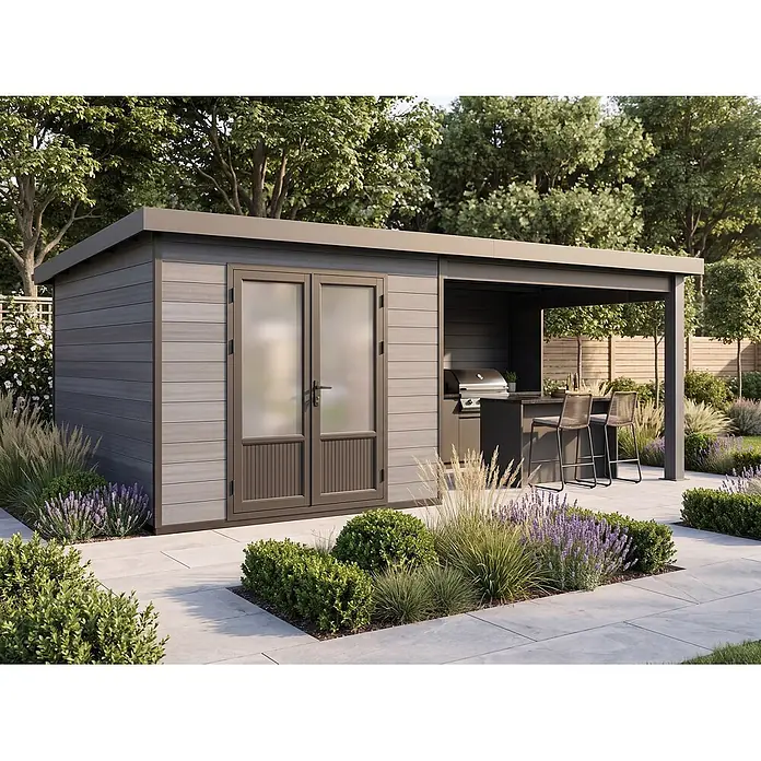 Fjordholz Gartenhaus Style DeLuxe - Außenmaß inkl. Dachüberstand (B x T): 571 x 327 cm, Aluminium, Anthrazit/grau - Modernes graues Verbund-Gartenhaus mit Doppeltüren und integrierter überdachter Außenküche mit Bar, umgeben von Landschaftsgestaltung.