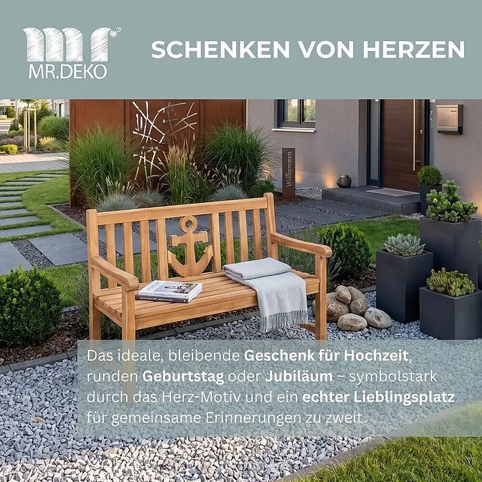 Bene Living Gartenbank Anker - Teakholz, Natur - Gartenbank aus Holz mit Anker-Motiv auf der Rückenlehne, in einem modernen Garten mit Kies und Pflanzgefäßen.