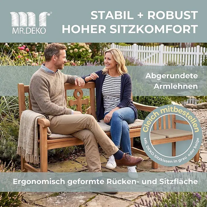 Bene Living Gartenbank Anker - Teakholz, Natur - Hölzerne Gartenbank mit beigen Kissen, runden Armlehnen und ergonomischem Design, von einem Paar im Garten genutzt.